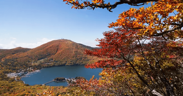 秋日赤城山与湖泊,红叶映衬远山
