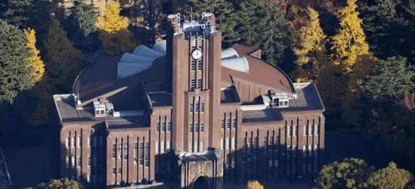 东京大学校园建筑与秋日树木